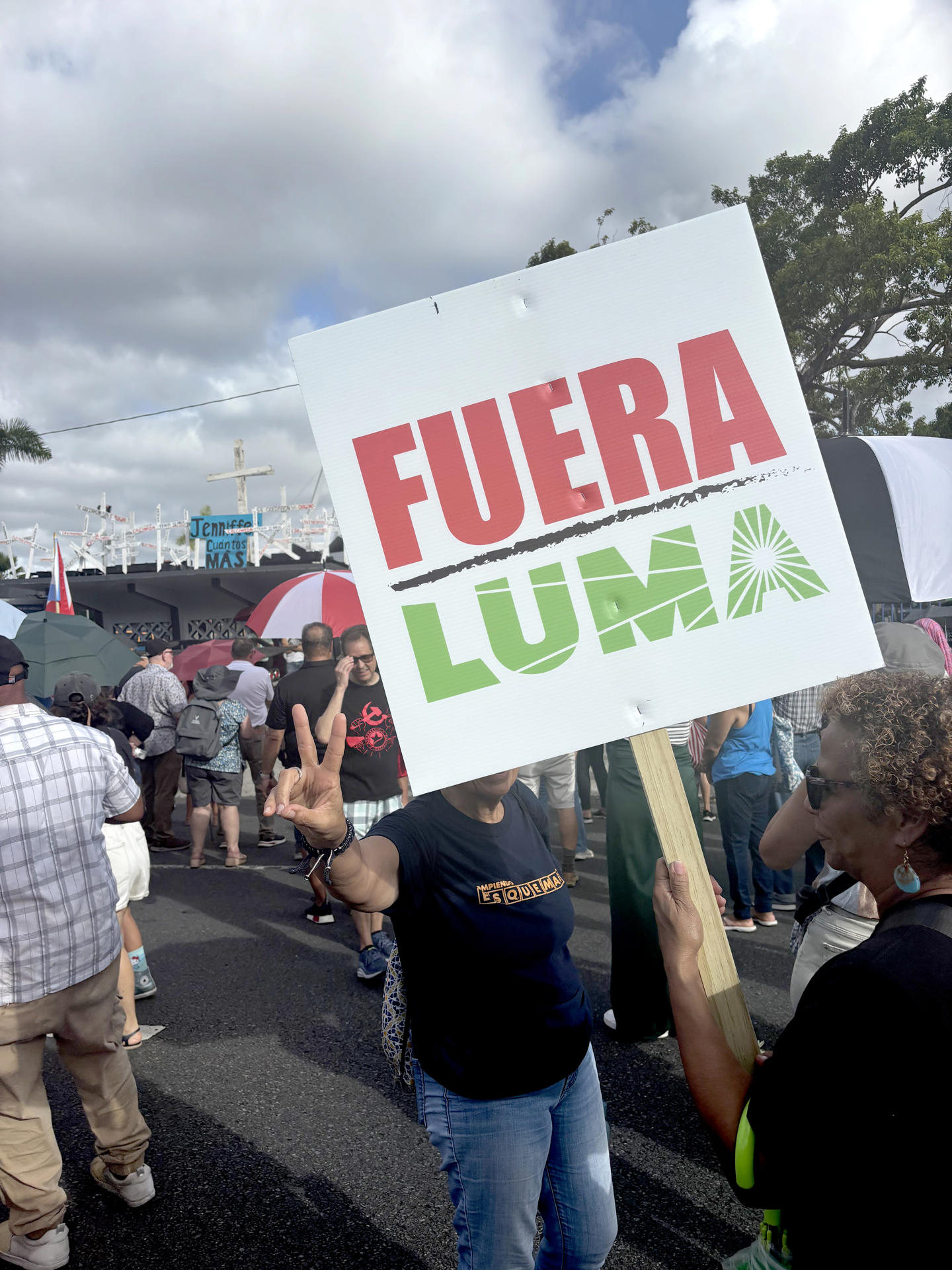 ACOMPAÑA CRÓNICA: PUERTO RICO APAGONES USA4165. SAN JUAN (PUERTO RICO), 31/07/2025.- Una persona sostiene una pancarta durante una manifestación este lunes, en San Juan (Puerto Rico). Los frecuentes apagones que ocurren en Puerto Rico han exacerbado problemas mentales como la ansiedad o la depresión, principalmente entre los enfermos que dependen de la electricidad para subsistir y sus cuidadores, entre los que aumenta aún más la preocupación en plena temporada de huracanes. EFE/ Esther Alaejos
