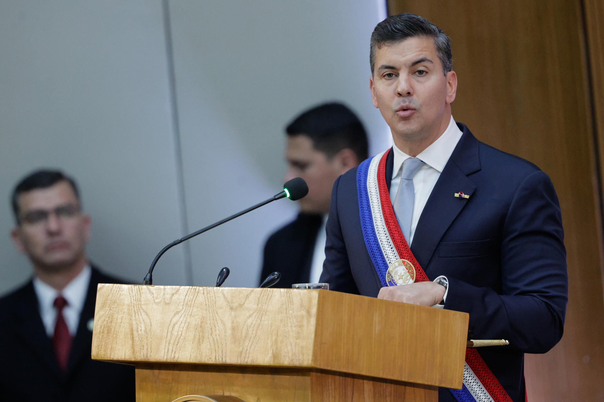 El presidente de Paraguay, Santiago Peña, habla durante la presentación de su informe de gestión este martes, en Asunción (Paraguay). EFE/ Juan Pablo Pino