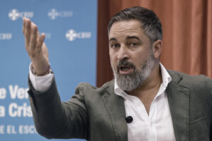 El líder de Vox, Santiago Abascal, protagoniza un coloquio en los cursos de Verano del CEU, este jueves en San Lorenzo de El Escorial. EFE/ Sergio Pérez