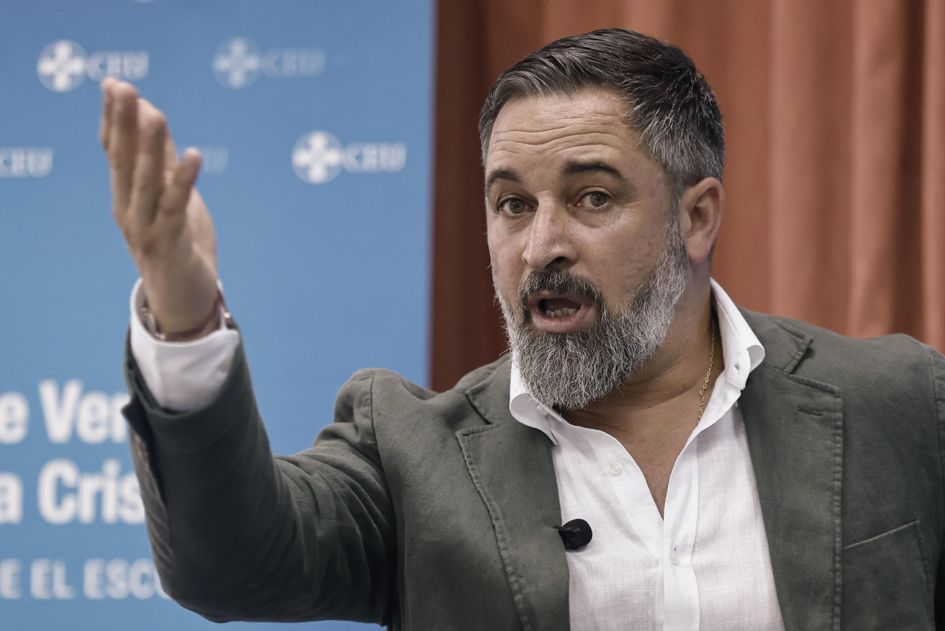 El líder de Vox, Santiago Abascal, protagoniza un coloquio en los cursos de Verano del CEU, este jueves en San Lorenzo de El Escorial. EFE/ Sergio Pérez