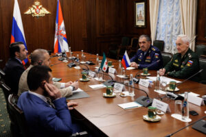 El ministro de Defensa de Rusia, Andréi Beloúsov (d), durante su reunión con su homólogo sirio Murhaf Abu Qasra (2i), este jueves en Moscú. EFE/Ministerio Defensa de Rusia SOLO USO EDITORIAL/SOLO DISPONIBLE PARA ILUSTRAR LA NOTICIA QUE ACOMPAÑA (CRÉDITO OBLIGATORIO)