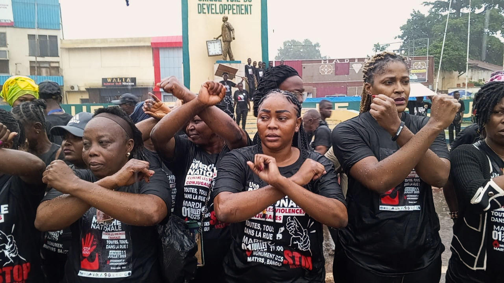 Activistas de la Federación de Mujeres Emprendedoras de Centroáfrica (Fafeca), vestidas de negro para simbolizar luto por las vidas de mujeres perdidas a manos de la violencia machista, se manifiestan este viernes, en el centro de Bangui, capital de la República Centro Africana. Miles de centroafricanos, hombres y mujeres, marcharon este viernes bajo una lluvia torrencial por las calles de Bangui para decir basta a la violencia machista y a los feminicidios en la República Centroafricana (RCA). La Marcha Nacional contra la Violencia Doméstica corrió cargo de la Federación de Mujeres Emprendedoras de Centroáfrica (Fafeca) en la capital del país. EFE/ Jean-Fernand Koena