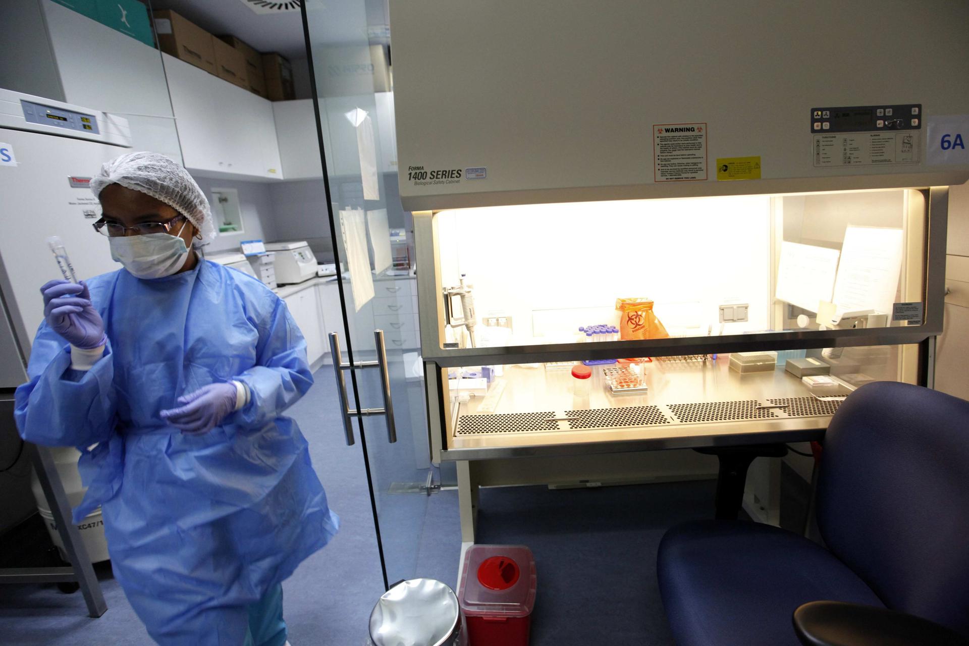Imagen de archivo de una técnica médica del Instituto Valenciano de Infertilidad (IVI) en Panamá, que muestra los procedimientos de lavado, para liberar una muestra de semen del VIH el lunes 10 de abril de 2017 en la ciudad de Panamá. EFE/Alejandro Bolívar/Archivo