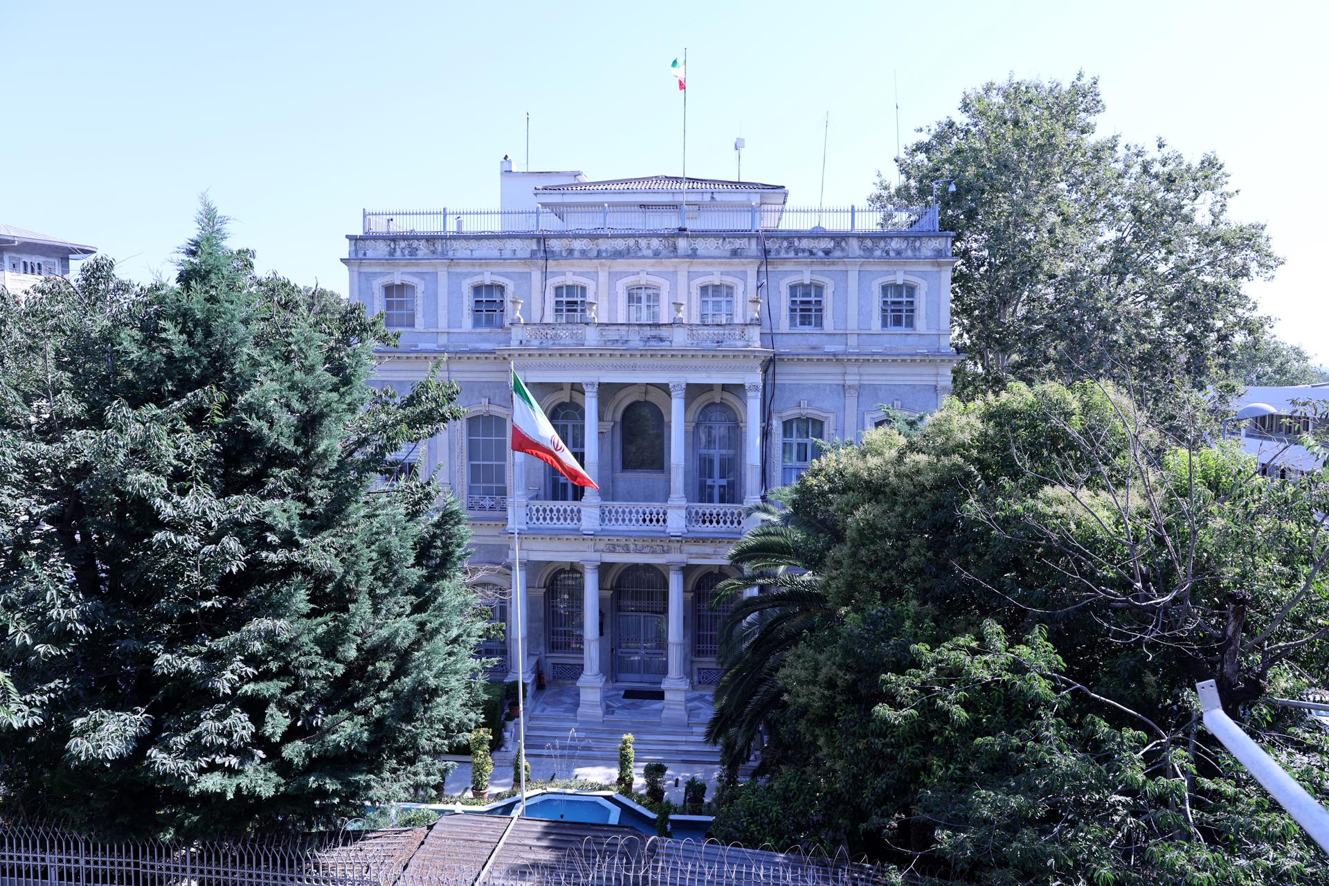 Vista exterior del consulado iraní en Estambul, Turquía, el 25 de julio de 2025. EFE/EPA/TOLGA BOZOGLU