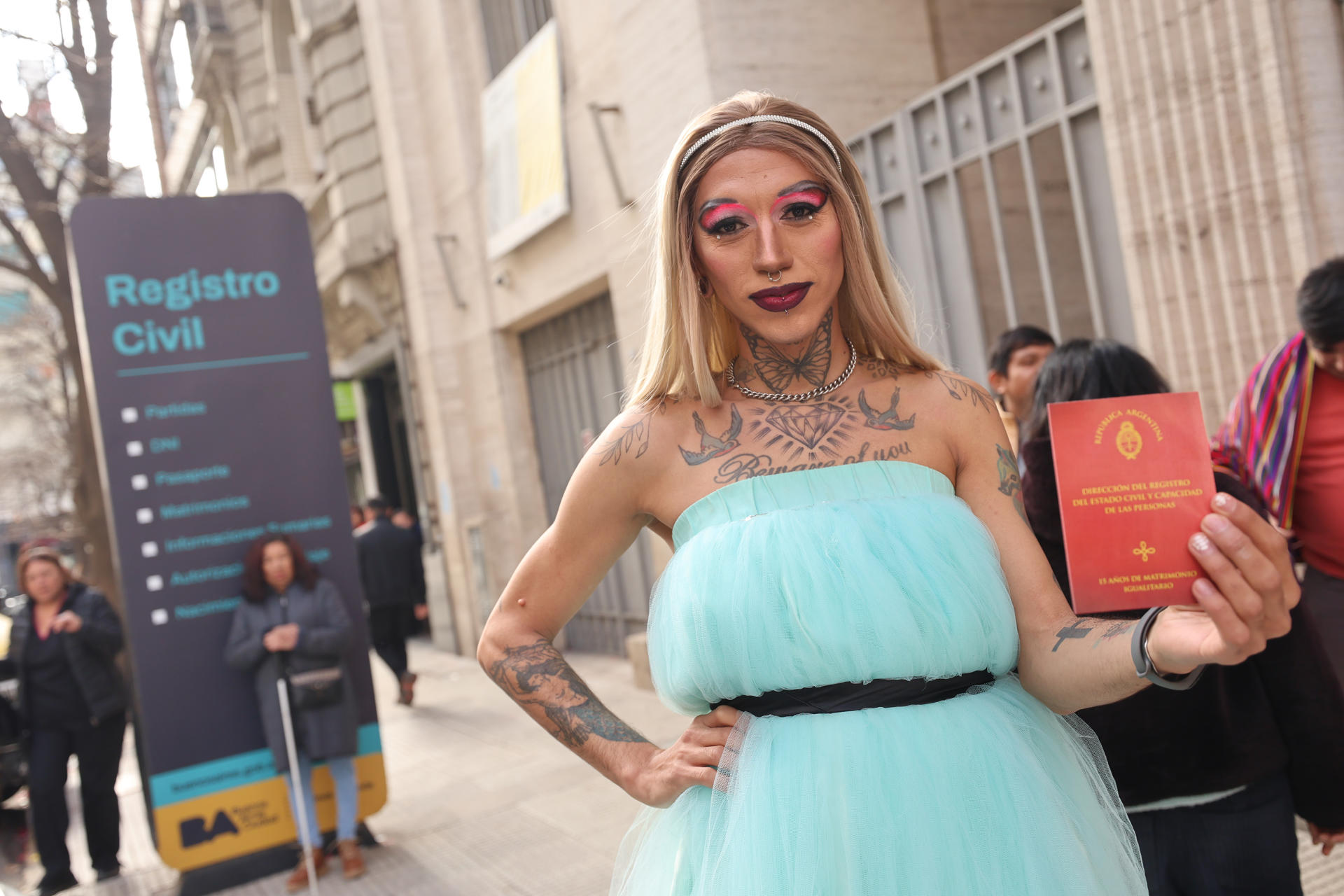 Una persona sostiene una libreta afuera de las oficinas de registro civil, durante la conmemoración del aniversario de la aprobación del Matrimonio Igualitario este lunes, en Buenos Aires (Argentina). EFE/Matías Martín Campaya