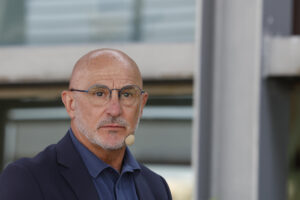 El seleccionador Luis de la Fuente (c) durante la presentación de Aitor Karanka como nuevo director técnico de desarrollo y de la selección absoluta de fútbol, en la Ciudad del Fútbol de Las Rozas, este martes. EFE/ Javier Lizón