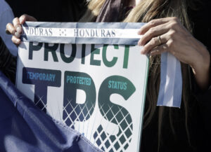 Fotografía de archivo del 24 de octubre de 2017 que muestra una persona sosteniendo una pancarta del Estatus de Protección Temporal (TPS), durante una manifestación a favor de las familias centroamericanas en frente de la Casa Blanca en Washington (EE.UU.). EFE/Lenin Nolly