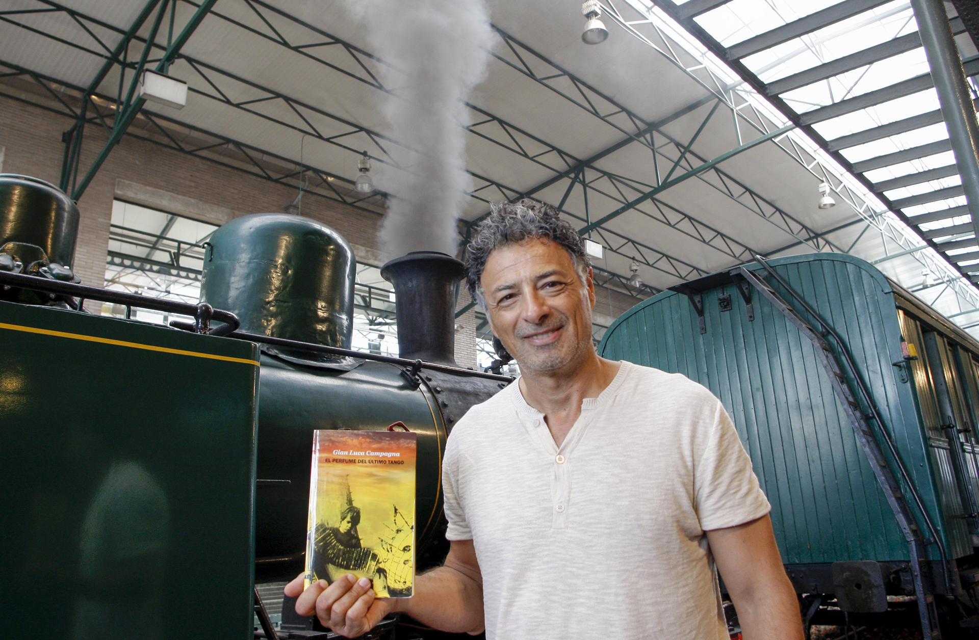 El escritor italiano Gian Luca Campagna participa en la Semana Negra de Gijón, donde ha presentado la edición en español de su novela 'El perfume del último tango", este sábado. EFE/Juan González.