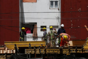 Fotografía de archivo que muestra a trabajadores en una construcción en la ciudad de Buenos Aires (Argentina). EFE/ Juan Ignacio Roncoroni