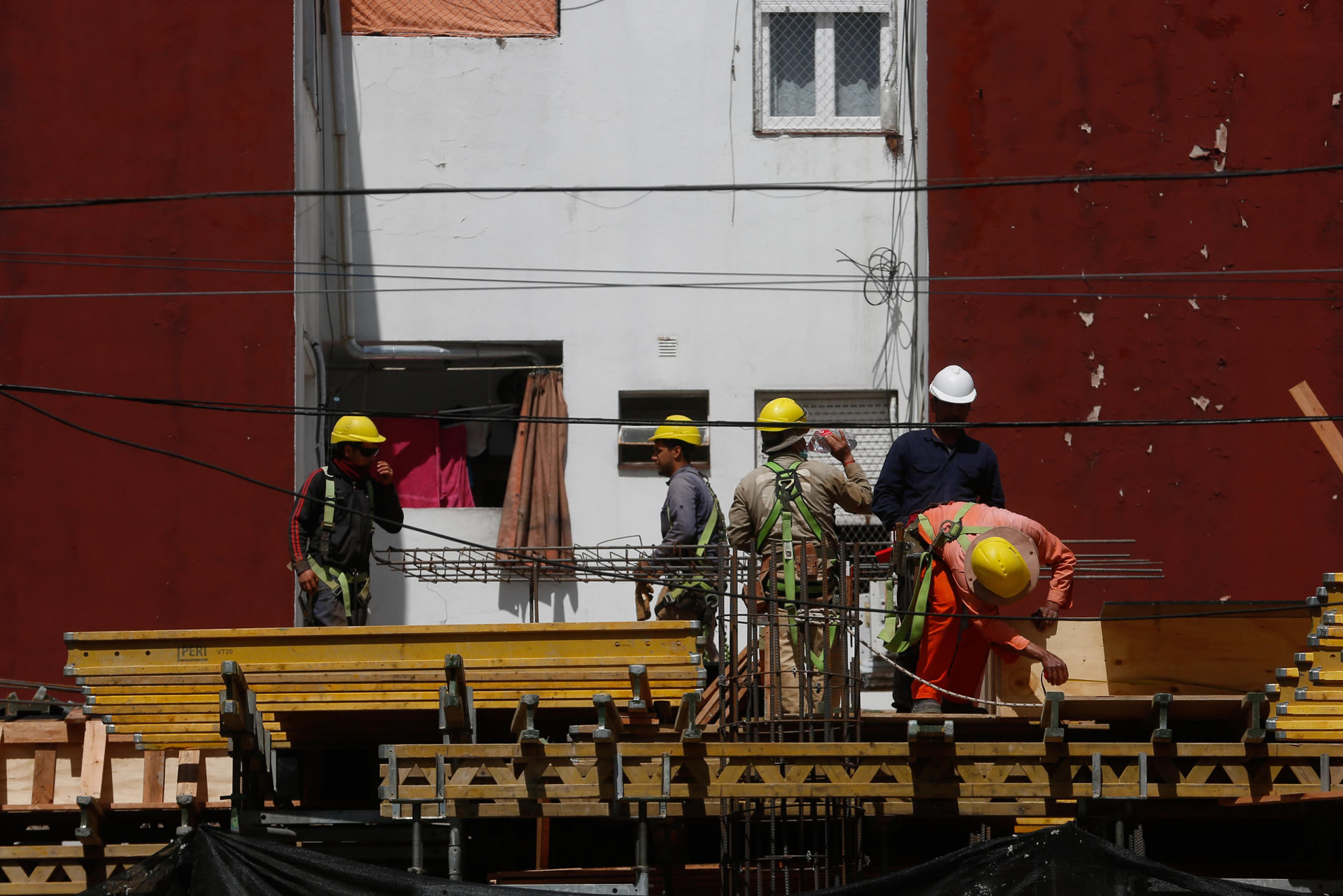 Fotografía de archivo que muestra a trabajadores en una construcción en la ciudad de Buenos Aires (Argentina). EFE/ Juan Ignacio Roncoroni