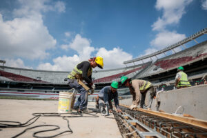 Fotografía de archivo de obreros trabajando en la remodelación del Estadio Monumental, en Buenos Aires (Argentina). EFE/ Juan Ignacio Roncoroni