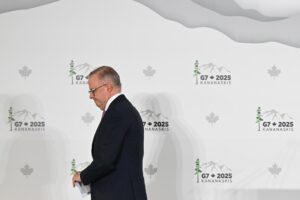 Imagen de archivo tomada el 17 de junio de 2025 que muestra al primer ministro australiano, Anthony Albanese, en Kananaskis, Canadá, durante la cumbre de líderes del G7 celebrada allí entre el 15 y el 17 de junio de 2025. EFE/EPA/LUKAS COCH AUSTRALIA AND NEW ZEALAND OUT