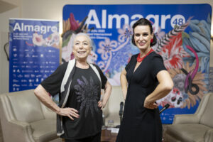 La directora del Festival Internacional de Teatro Clásico de Almagro, Irene Pardo (d), y la bailaora Cristina Hoyos (i), durante un encuentro con los medios de comunicación, antes de que Cristina Hoyos reciba el Premio Corral de Comedias en el marco de la 48 edición del Festival Internacional de Teatro Clásico de Almagro, este jueves. EFE/Jesús Monroy