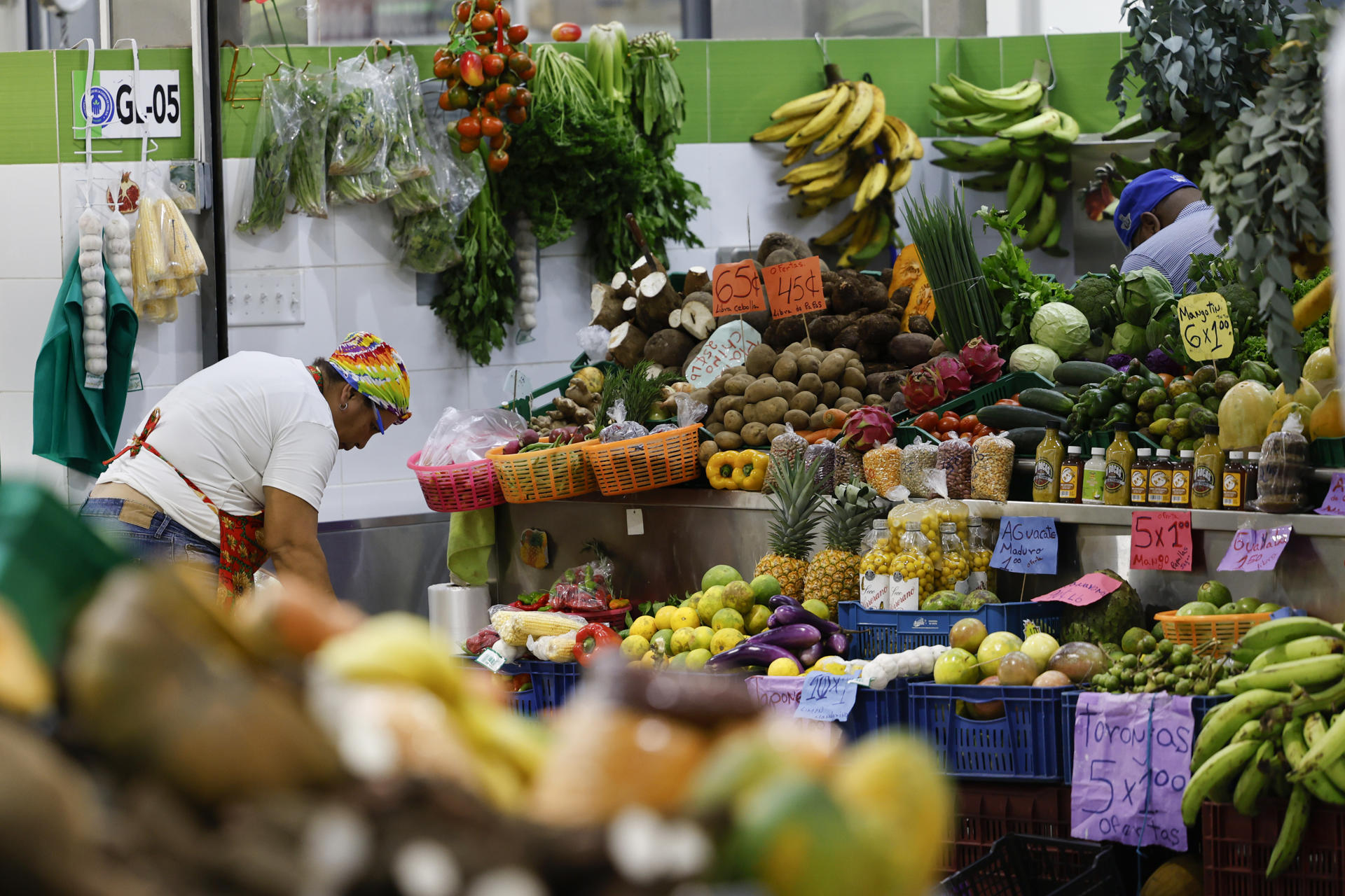 Una persona trabaja en un puesto de alimentos este martes, en el mercado de abastos en La Chorrera, Ciudad de Panamá (Panamá). EFE/ Bienvenido Velasco