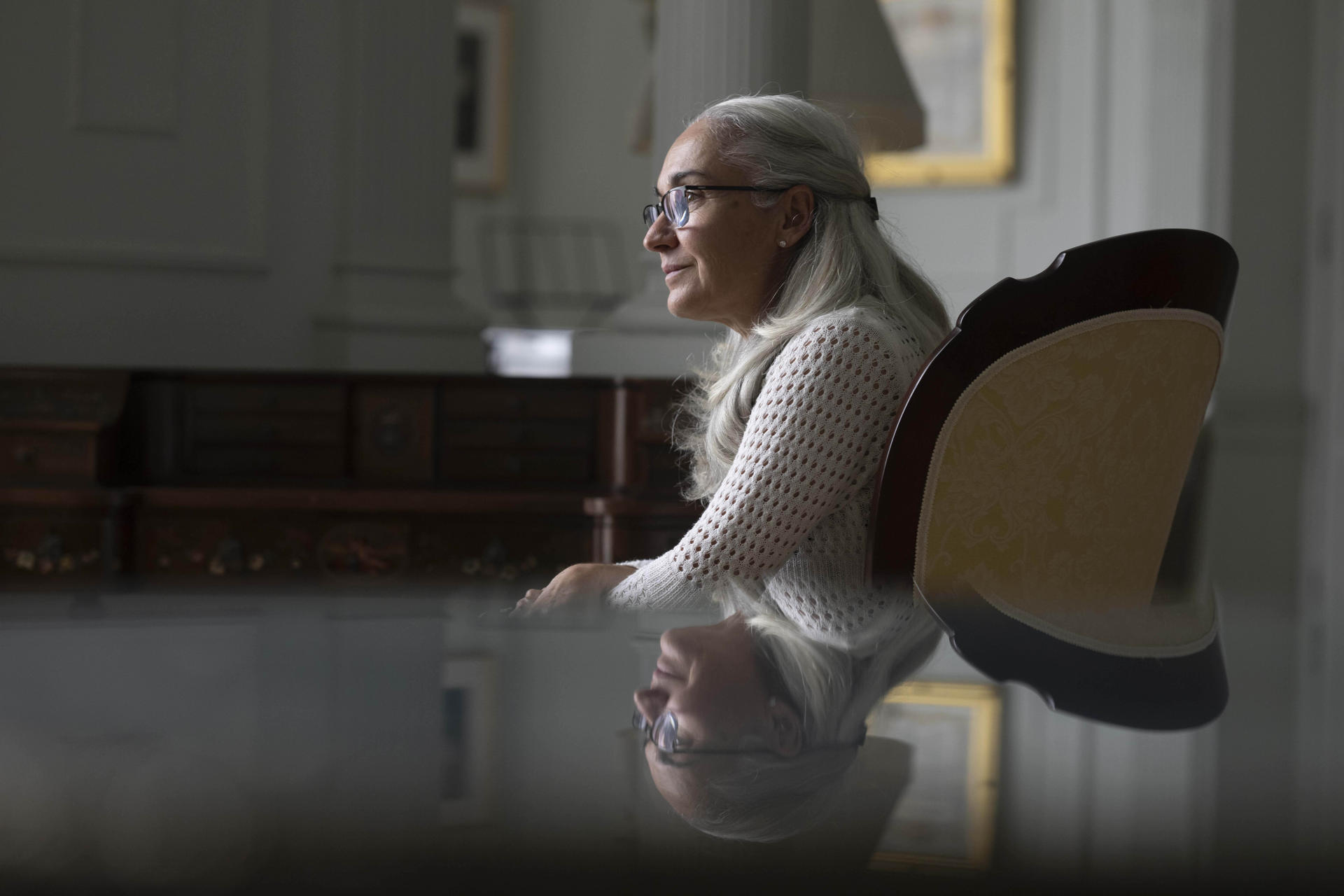 La bióloga molecular de la Universidad de Berkeley y candidata española al Nobel, Eva Nogales, durante la rueda de prensa celebrada este lunes en Santander con motivo de su presencia en la Universidad Internacional Menéndez Pelayo, que el martes la nombra doctora honoris causa. EFE/Pedro Puente Hoyos