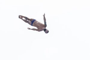 El español Carlos Gimeno compite durante la prueba de salto a 27m en Saltos Gran Altura de los Campeonatos del Mundo que se celebra en Singapur. EFE/ Rungroj Yongrit