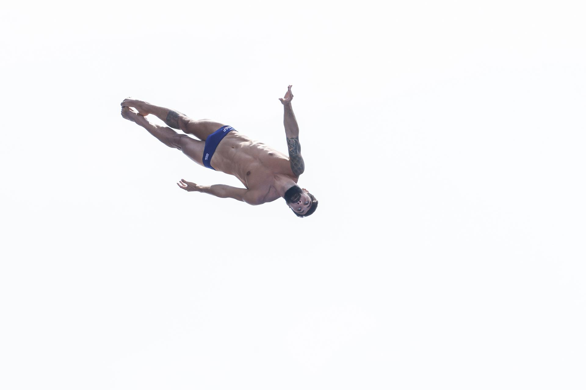 El español Carlos Gimeno compite durante la prueba de salto a 27m en Saltos Gran Altura de los Campeonatos del Mundo que se celebra en Singapur. EFE/ Rungroj Yongrit