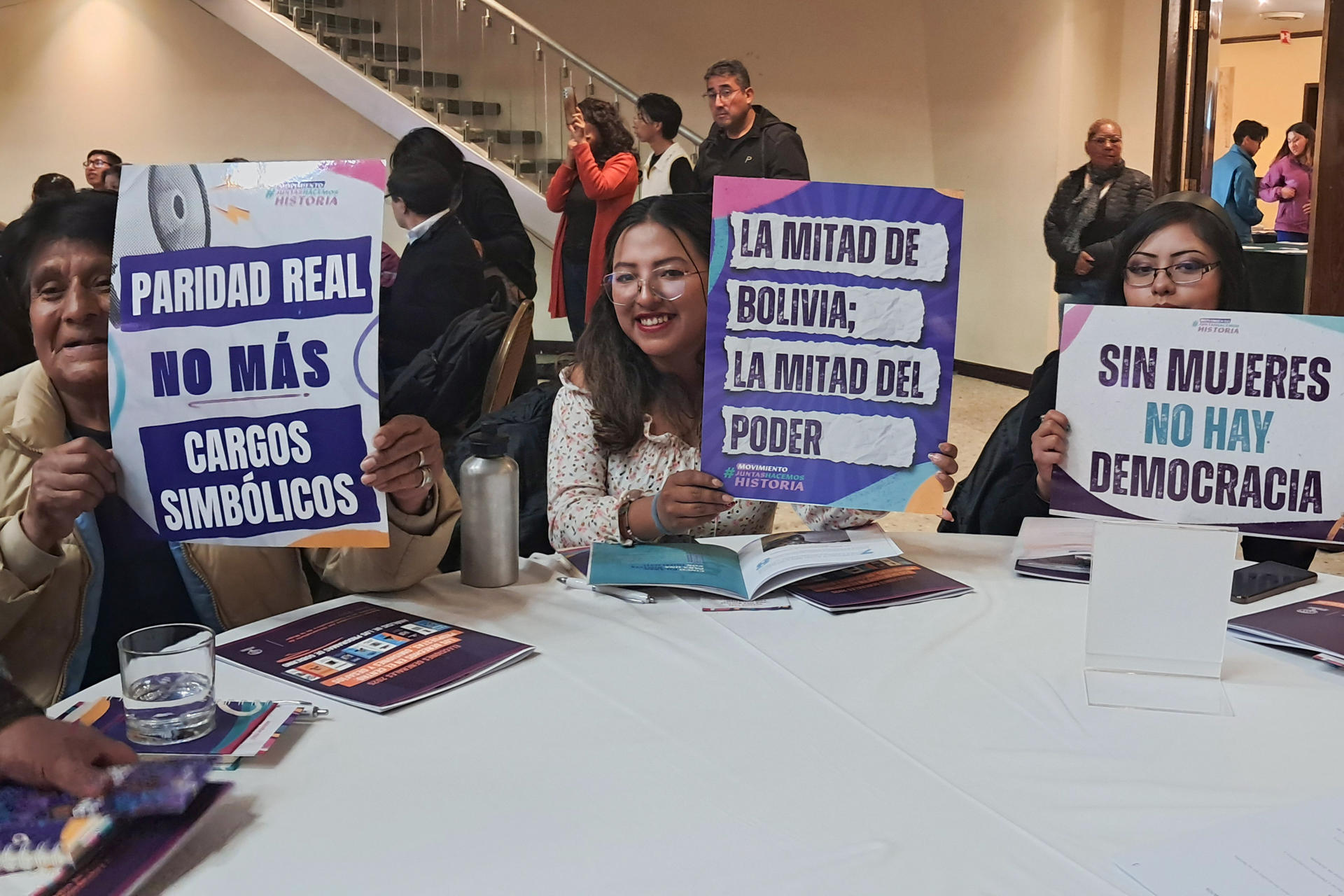 Fotografía tomada el pasado 26 de junio de 2025 de un grupo de mujeres al participar en el foro "Por la Igualdad, hacia la Bolivia que queremos", con candidatos y candidatas presidenciales, en La Paz (Bolivia). EFE/Gina Baldivieso
