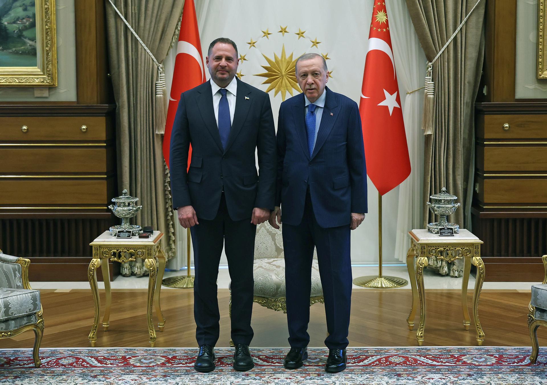 Una foto facilitada por la oficina de prensa de la Presidencia turca muestra al presidente turco, Recep Tayyip Erdogan (der.), y al jefe de la Oficina Presidencial ucraniana, Andriy Yermak (izq.), posando antes de su reunión en Ankara, Turquía, el 23 de julio de 2025. La tercera reunión entre las delegaciones rusa y ucraniana para las conversaciones de paz tendrá lugar en Estambul el 23 de julio de 2025. (Rusia, Turquía, Ucrania, Estambul)EFE/EPA/PRESIDENTIAL PRESS OFFICE HANDOUT HANDOUT EDITORIAL USE ONLY/NO SALES
