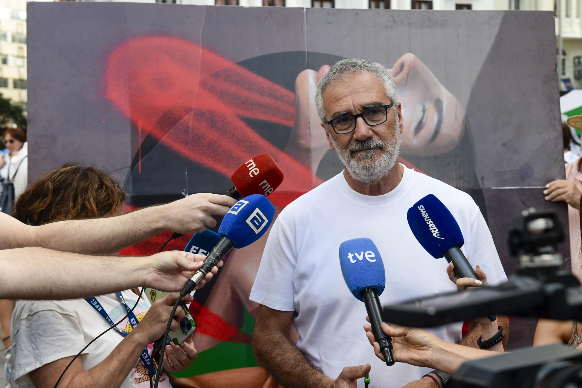 El cineasta Javier Fesser durante la concentración convocada por la plataforma "Parar la Guerra" bajo el lema "Por la paz. Fin al genocidio", para pedir el fin de los ataques israelíes a Palestina, este sábado en Madrid. EFE/ Victor Lerena