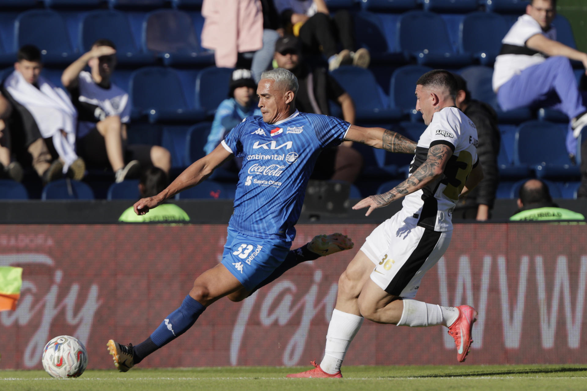 Facundo Zabala (d),. de Olimpia, disputa el balón con Orlando Gaona, de Nacional, en un partido del campeonato Clausura 2025 entre Olimpia y Club Nacional en el estadio Defensores del Chaco en Asunción (Paraguay). EFE/Juan Pablo Pino