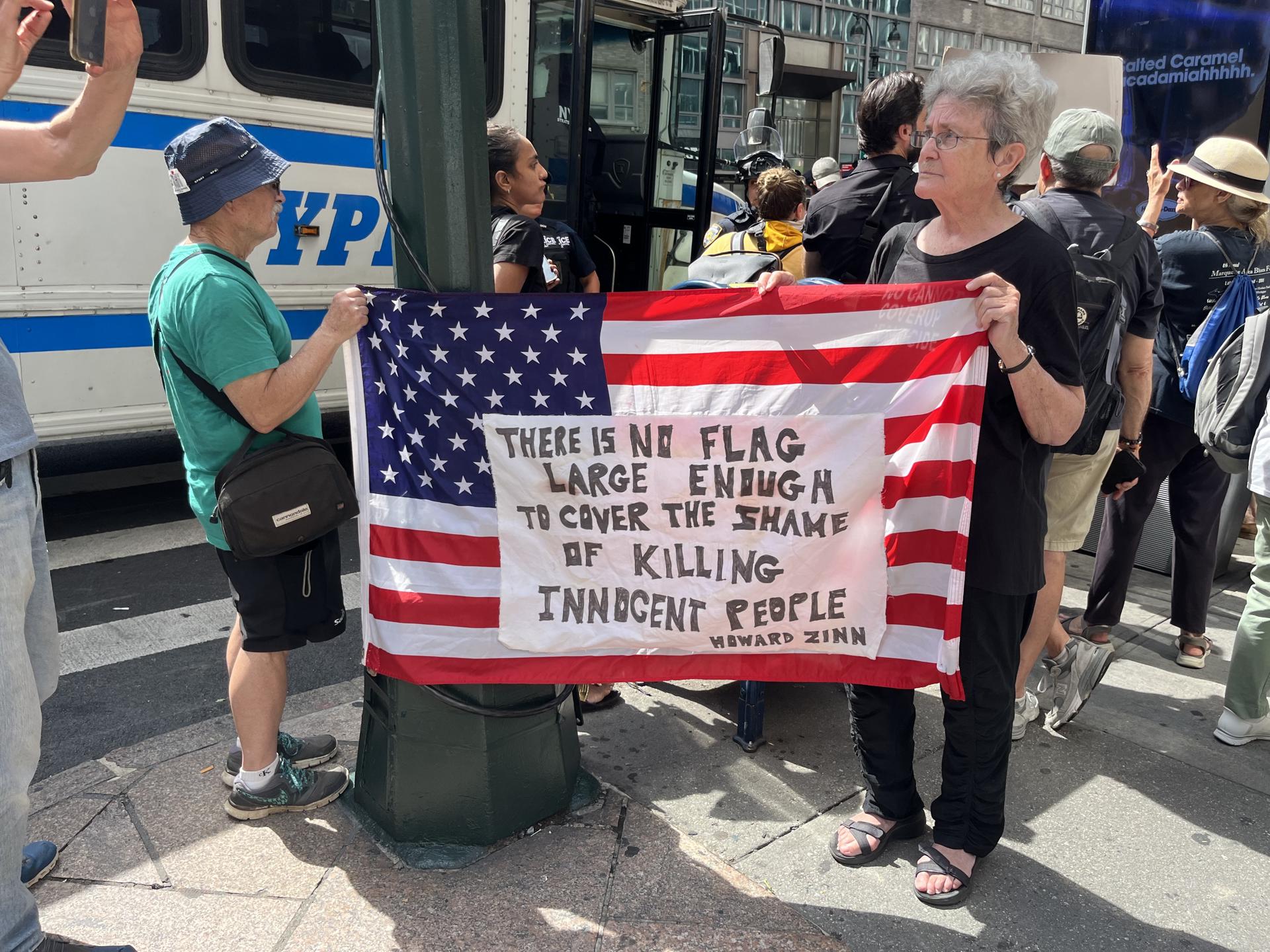 Kathy Breen, extrabajadora de una misión de paz de 76 años, sostiene una bandera estadounidense durante una protesta contra la guerra en Gaza este lunes, ante la misión de Estados Unidos en la ONU, en Nueva York (Estados Unidos). EFE/Nora Quintanilla
