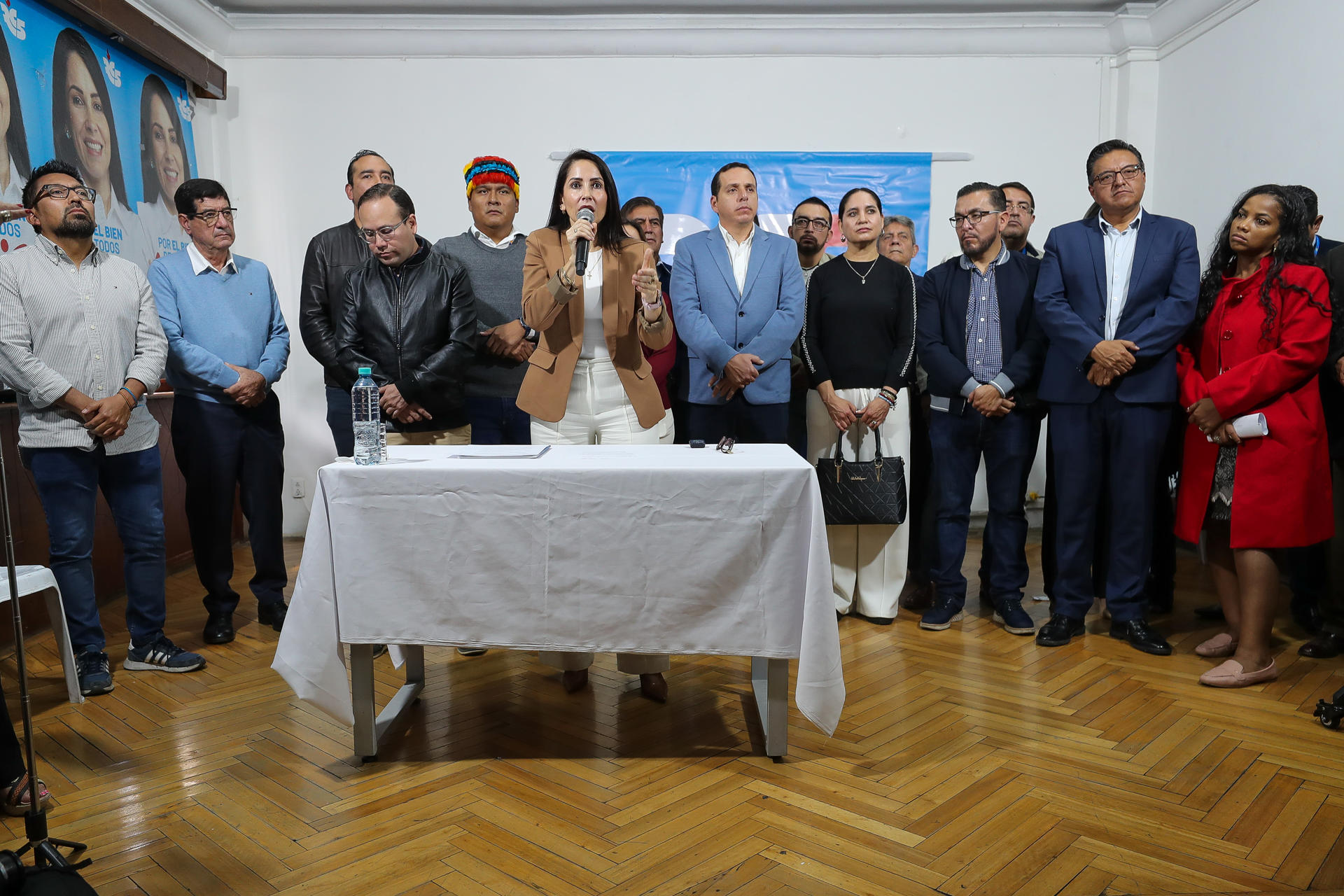 AME151. QUITO (ECUADOR), 01/07/2025.-. La excandidata presidencial del correísmo, Luisa González (c), habla durante en una rueda de prensa este martes, en Quito (Ecuador). . EFE/ José Jácome
