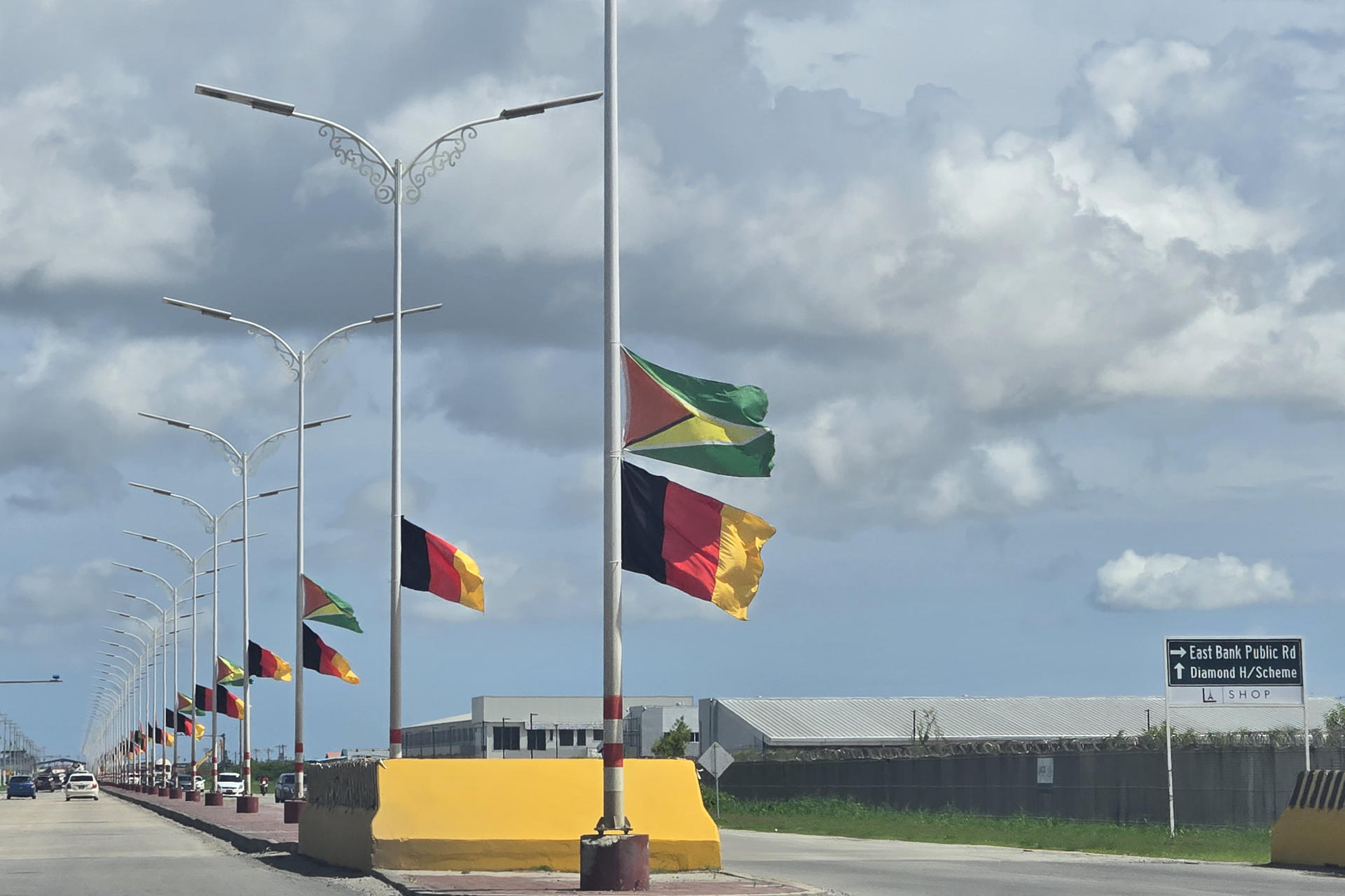 Fotografía del 12 de julio de 2025 de una vía con banderas de Guyana y del Partido Progresista del Pueblo/Cívico (PPP/C), que representa al actual presidente de Guyana, Irfaan Ali. EFE/ Nazima Raghubir