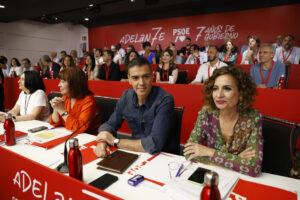 El presidente del Gobierno y secretario general del PSOE, Pedro Sánchez (2d), y la vicepresidenta primera y ministra de Hacienda, María Jesús Montero (d), durante el Comité Federal del partido este sábado, en la sede del PSOE en la madrileña calle de Ferraz. EFE/ Pablo Blazquez Dominguez POOL
