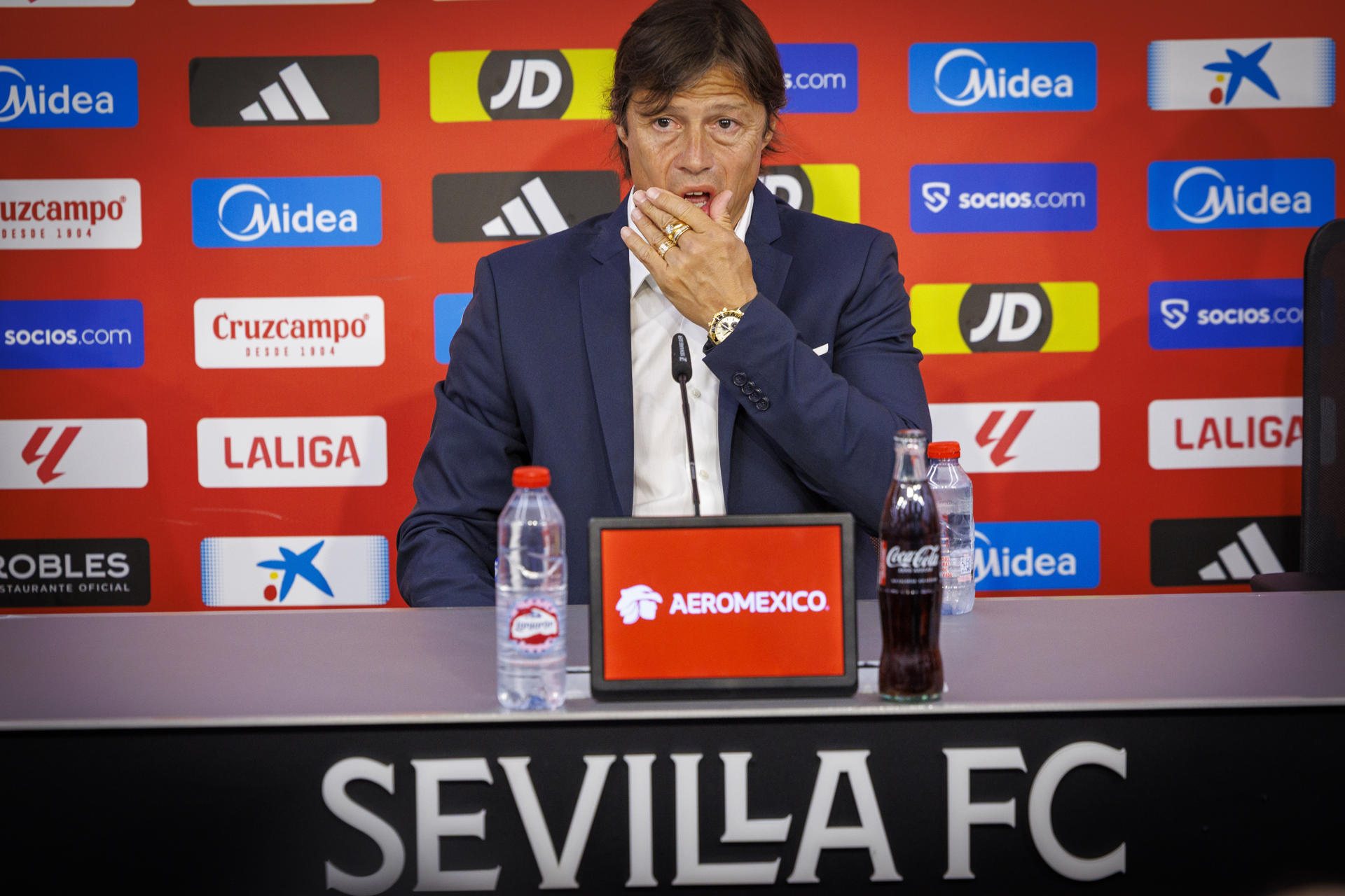 El argentino Matías Almeyda durante su presentación como nuevo entrenador del equipo sevillista, con el que ha firmado un contrato para las próximas tres temporadas y regresa casi 30 años después al club en el que ejerció como futbolista en una campaña, la 1996-1997, cuando el equipo bajó a Segunda División. EFE/ Julio Muñoz