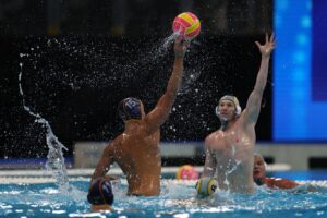 El español Valera Fran (i) en acción durante el partido de waterpolo masculino entre Australia y España en el Campeonato Mundial de Natación Singapur 2025. EFE/EPA/FAZRY ISMAIL