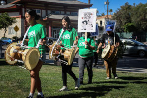 Personas participan en una protesta en rechazo a las acciones recientes del Servicio de Inmigración y Control de Aduanas (ICE) este jueves, en el parque Seúl del barrio coreano en Los Ángeles (Estados Unidos). EFE/ David Toro