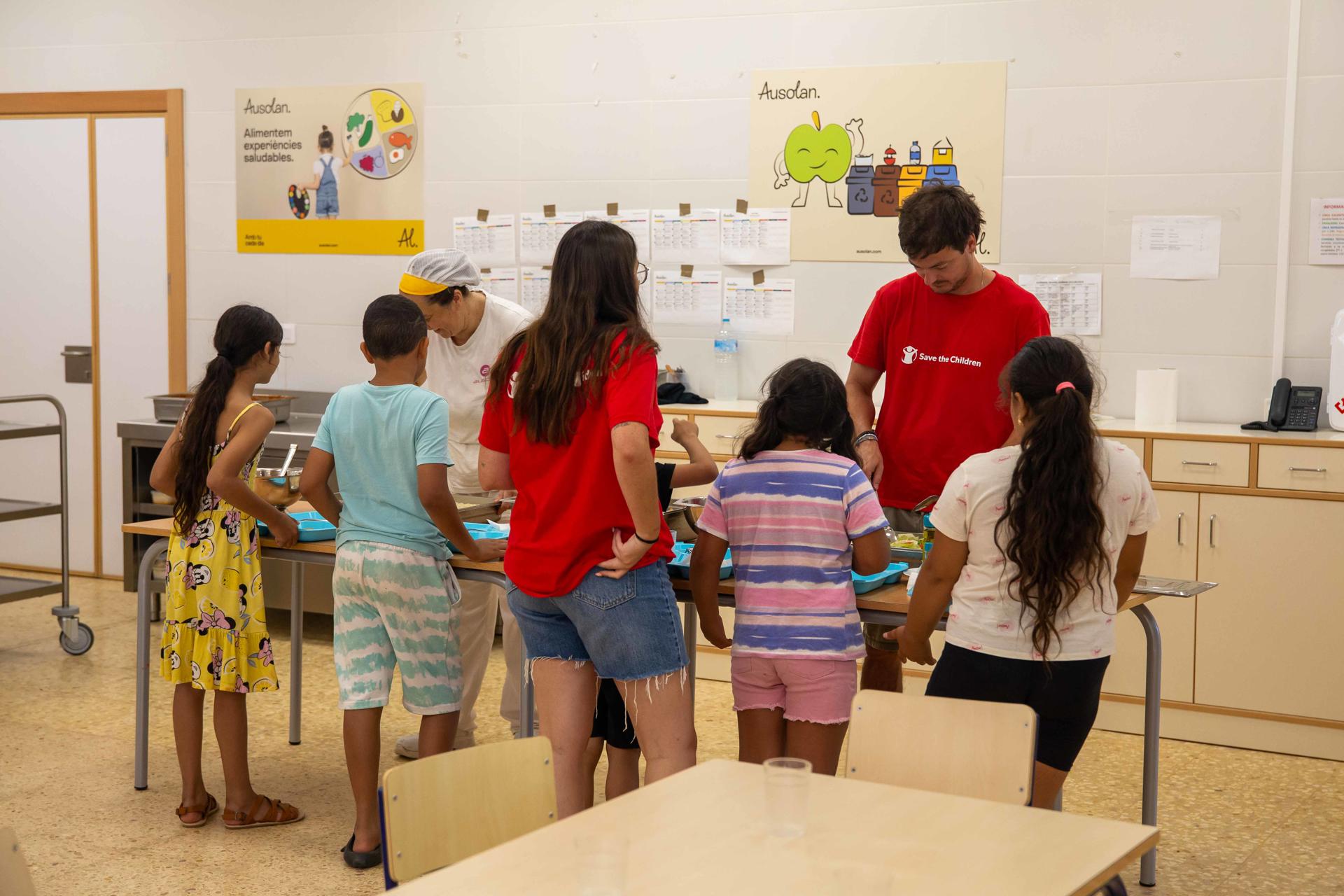 Varios niños en el comedor durante unos de los campamentos organizados por Save the Children. El alto coste de las vacaciones y la pobreza infantil obliga a casi la mitad de las familias andaluzas a quedarse sin vacaciones durante los meses de verano, según un comunicado de Save The Children, lo que afecta a 704.042 niños.EFE/Save the Children //SOLO USO EDITORIAL/SOLO DISPONIBLE PARA ILUSTRAR LA NOTICIA QUE ACOMPAÑA (CRÉDITO OBLIGATORIO)//