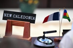 Imagen de archivo de la bandera de Francia y la de Nueva Caledonia en la sesión plenaria de la 53ª Reunión de Líderes del Foro de las Islas del Pacífico en Nuku'alofa, Tonga, 28 de agosto de 2024. EFE/EPA/LUKAS COCH AUSTRALIA AND NEW ZEALAND OUT