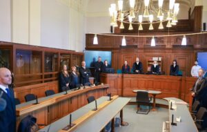 Una vista del interior de la sala del tribunal antes del inicio del juicio del médico de cuidados paliativos Johannes M. en el Tribunal Penal de Moabit en Berlín, Alemania, 14 de julio de 2025. El médico de cuidados paliativos Johannes M. está sospechoso de haber matado intencionalmente a catorce pacientes durante visitas a domicilio entre septiembre de 2021 y julio de 2024, según la Fiscalía de Berlín. Una unidad especial dentro de la división de homicidios de la Oficina de Policía Criminal del Estado de Berlín, en cooperación con la Fiscalía de Berlín, está llevando a cabo la investigación. (Alemania) EFE/EPA/HANNIBAL HANSCHKE
", "to": "es" }