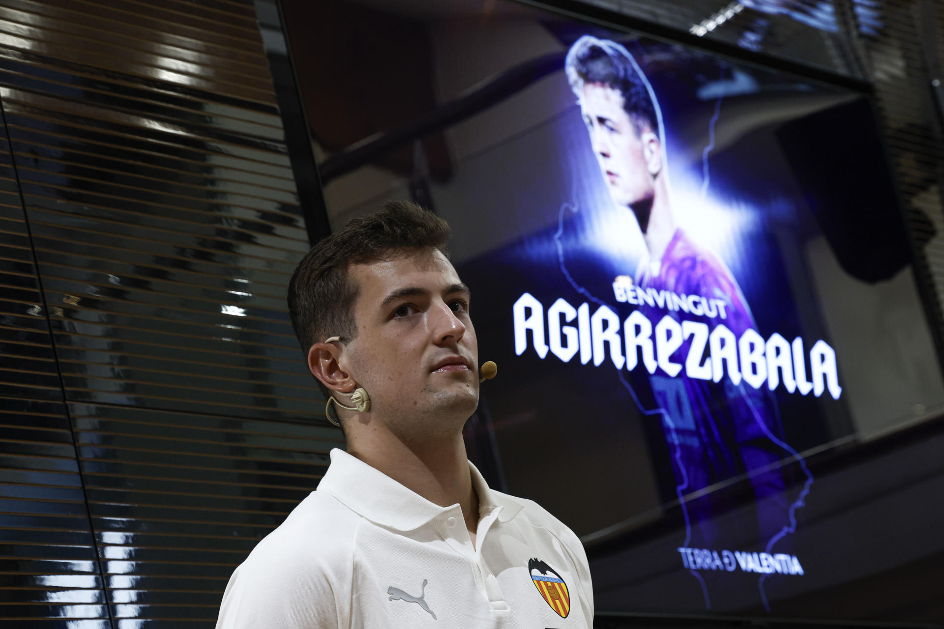 El Valencia CF presenta al portero Julen Agirrezabala, cedido por el Athletic por una temporada con opción de compra no obligatoria. EFE/Biel Aliño
