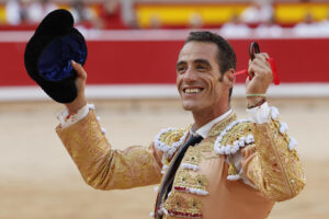 El torero Pepe Moral cortó una orja a su segundo de la tarde en la tercera de abono de la Feria de Toro de los Sanfermines 2025 con toros de la ganadería gaditana de Cebada Gago y en la que comparte cartel con los diestros Antonio Ferrera y Román. EFE/ Villar López