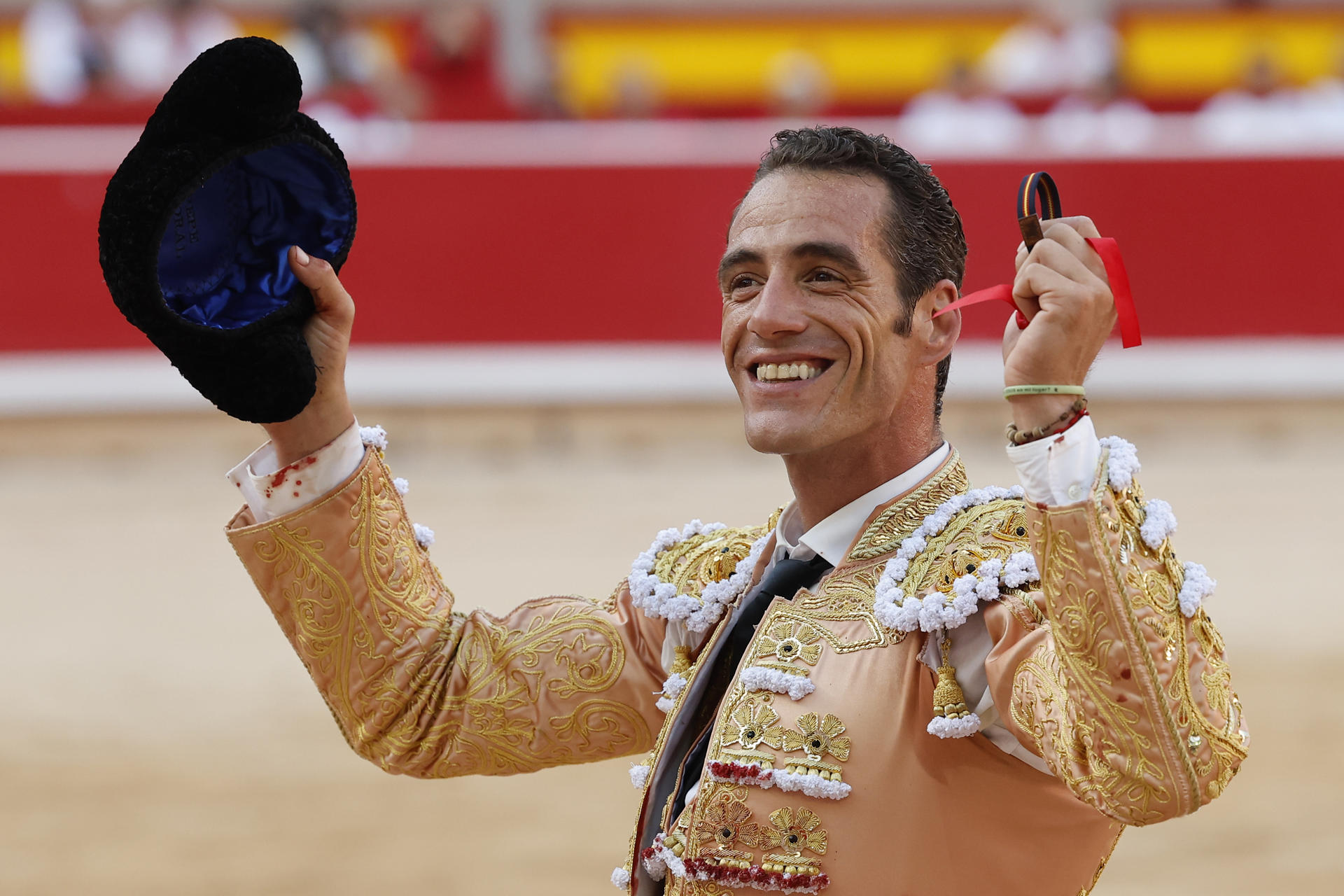 El torero Pepe Moral cortó una orja a su segundo de la tarde en la tercera de abono de la Feria de Toro de los Sanfermines 2025 con toros de la ganadería gaditana de Cebada Gago y en la que comparte cartel con los diestros Antonio Ferrera y Román. EFE/ Villar López