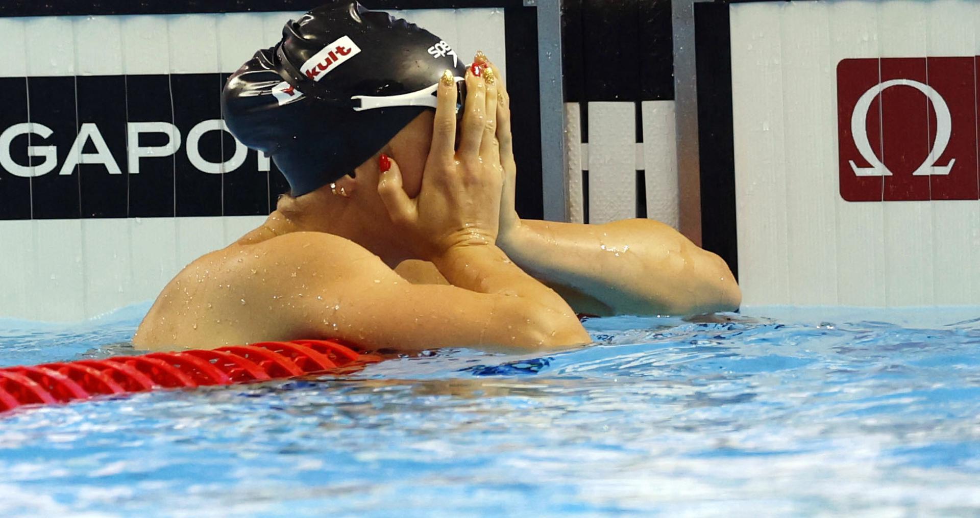 La canadiense Summer McIntosh Tras ganar la final de los 200 mariposa de los Mundiales de Singapur este jueves. EFE/EPA/RUNGROJ YONGRIT