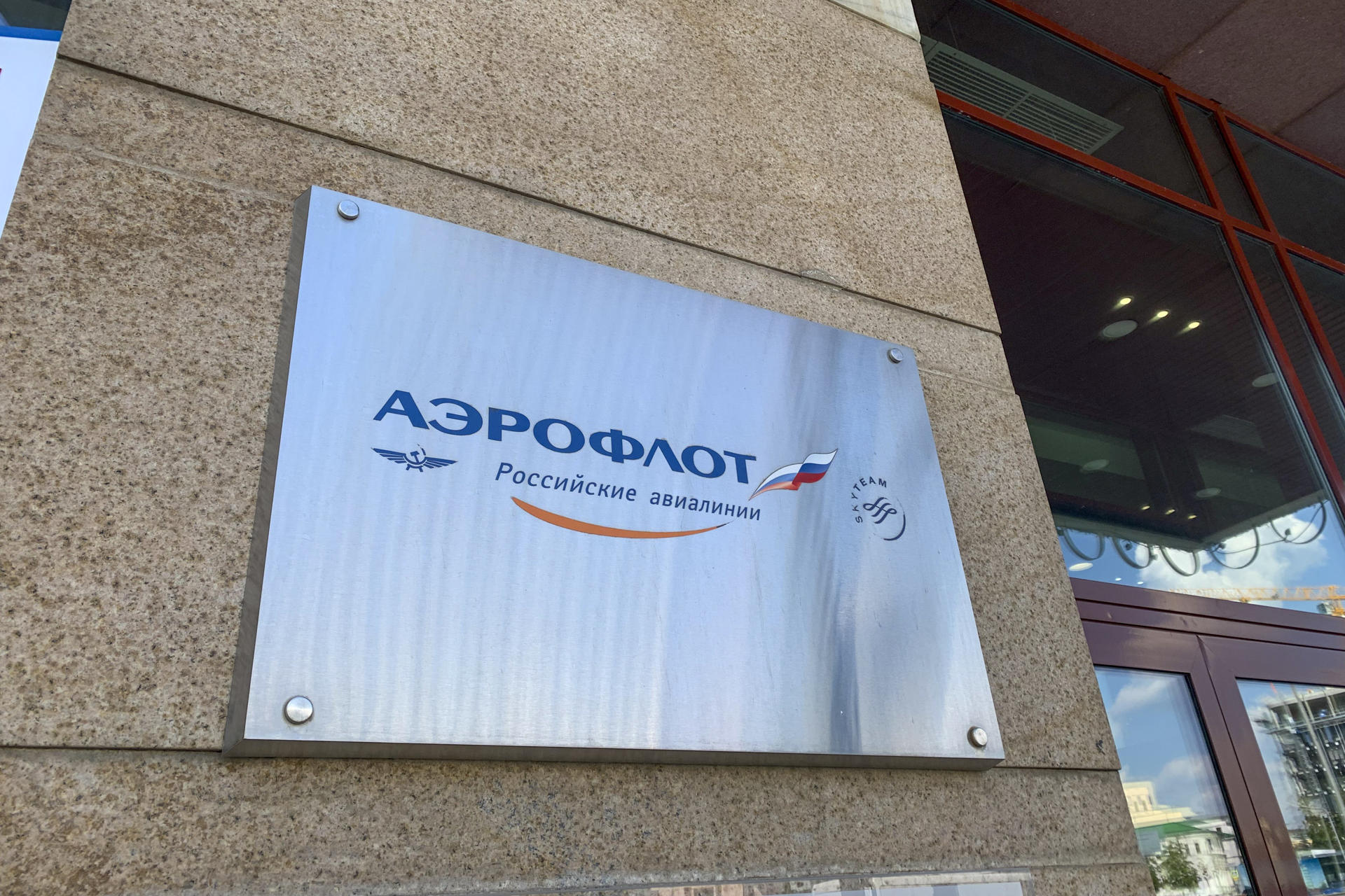 La aerolínea rusa Aeroflot ha sufrido pérdidas millonarias debido al ataque cibernético sin precedentes sufrido el lunes, que le obligó a cancelar más de 150 vuelos en pleno auge de la temporada de veraneo. En la imagen, oficinas de Aeroflot en Moscú. EFE/ Oleg Lukín