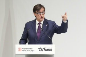 El presidente de la Generalitat, Salvador Illa, durante el acto de presentación del informe anual sobre la evolución de la economía catalana el último año y las perspectivas macroeconómicas para 2025. EFE/Enric Fontcuberta