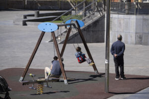 Niños jugando en un parque infantil. EFE/ Antonio García