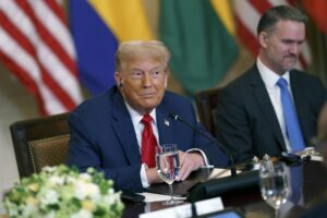 El presidente de Estados Unidos, Donald Trump (izq.), durante una reunión con líderes africanos en la Casa Blanca, Washington, DC, EE.UU., el 9 de julio de 2025. EFE/EPA/WILL OLIVER / POOL