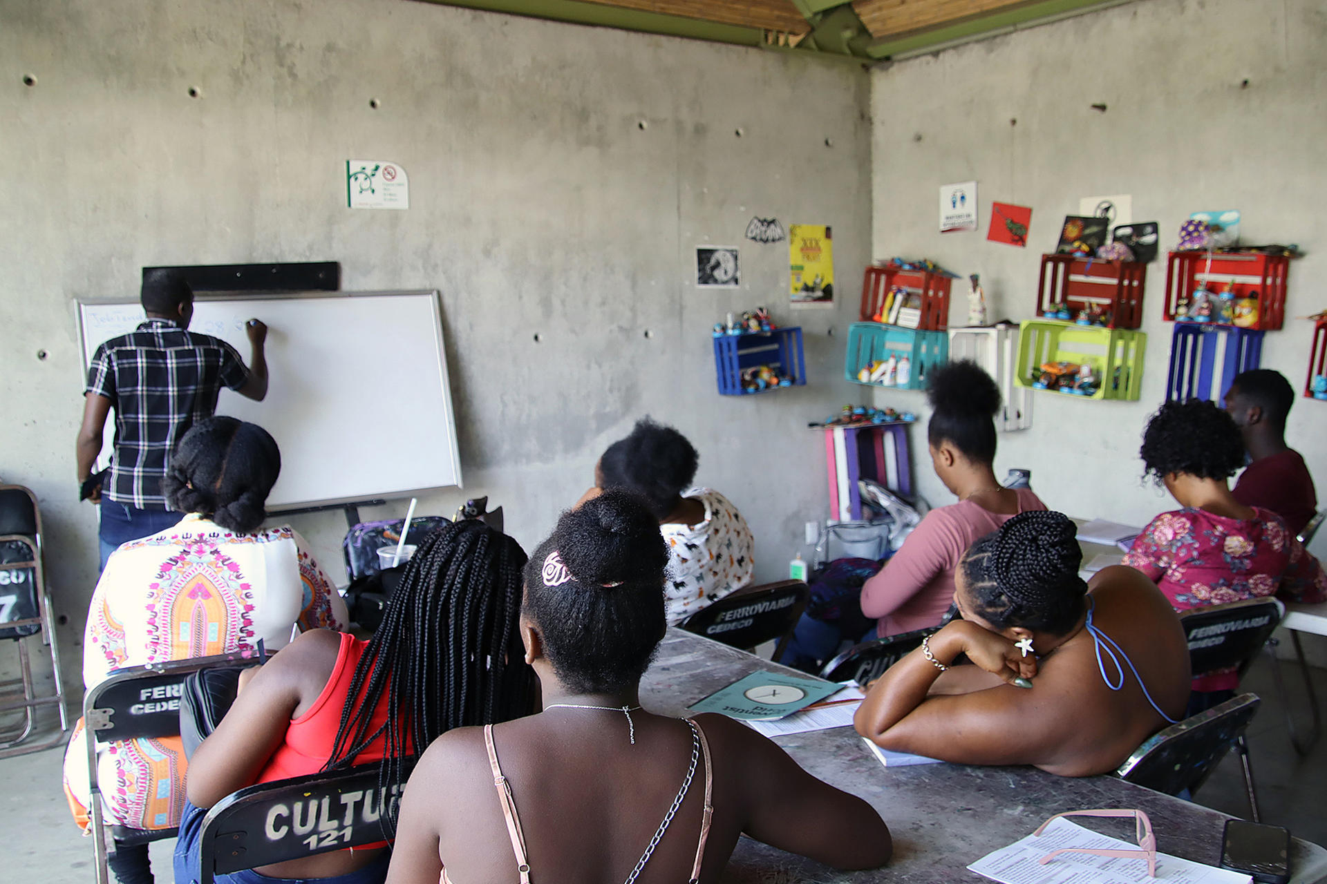 Inmigrantes haitianos toman clases de español este lunes, en Tapachula (México). EFE/ Juan Manuel Blanco