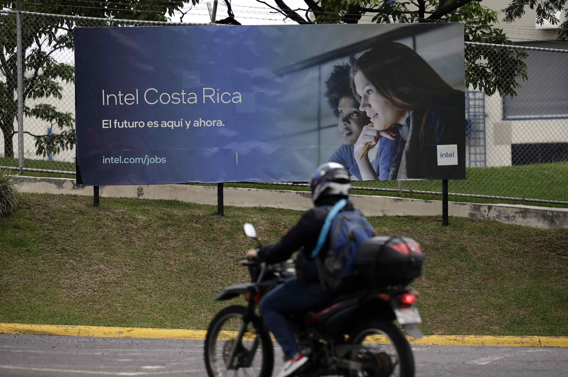 Una persona pasa frente a una valla publicitaria de INTEL este jueves, en Belén de Heredia (Costa Rica). EFE/Jeffrey Arguedas