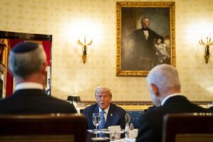 El presidente de Donald Trump (C) habla con el primer ministro de Israel, Benjamín Netanyahu (d). EFE/EPA/AL DRAGO / POOL
