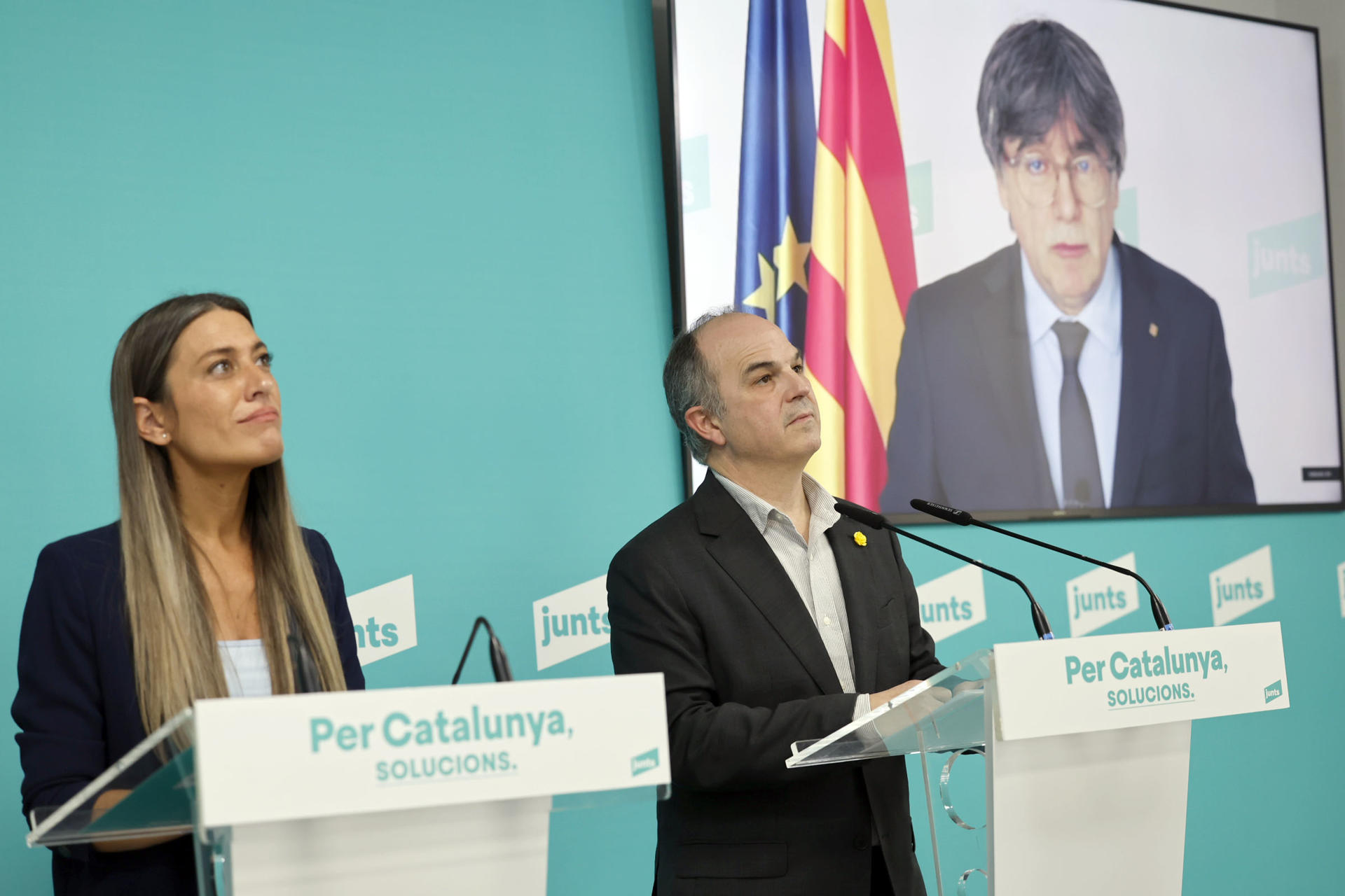 Imagen de archivo del secretario general de Junts, Jordi Turull, y la portavoz en el Congreso, Miriam Nogueras, junto al presidente del partido, Carles Puigdemont, por videoconferencia en una rueda de prensa. EFE/Toni Albir
