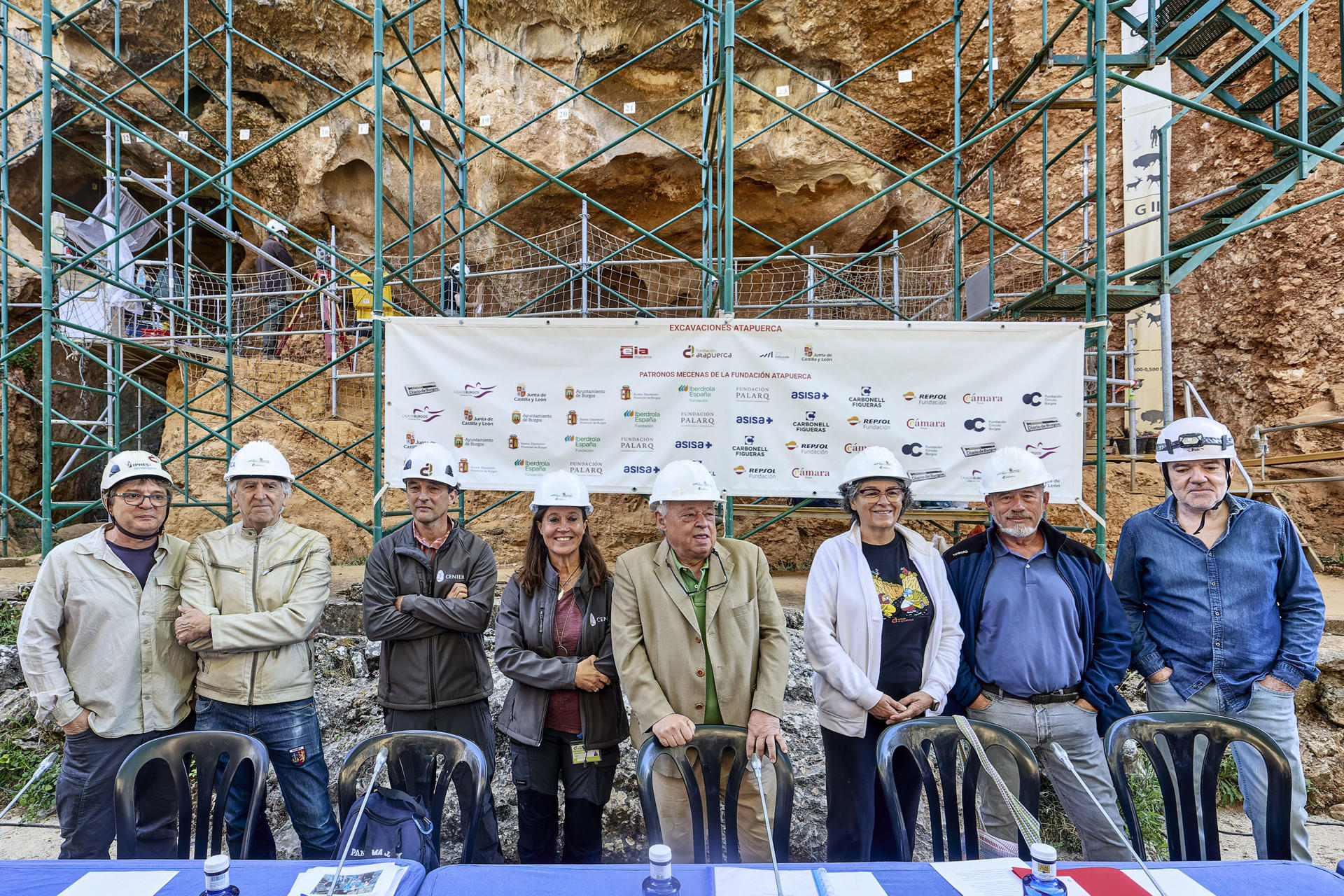 El consejero de Cultura, Turismo y Deporte de la Junta de Castilla y León, Gonzalo Santonja (4d); con los codirectores de los yacimientos, José Miguel Carretero (d), Ignacio Martínez (2d), Marina Mosquera (3d), María Martinón (4i), Alfonso Benito (3i), Juan Luis Arsuaga (2i) y Andreu Ollé (i), en el balance de la campaña de excavaciones de Atapuerca. EFE/ Santi Otero
