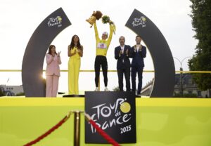 El esloveno Tadej Pogacar, del UAE Team Emirates, celebra su victoria en el Tour 2025. EFE/EPA/MARTIN DIVISEK