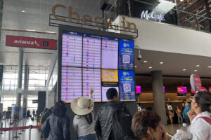 Viajeros observan los itinerarios de sus vuelos en el Aeropuerto El Dorado en Bogotá (Colombia), en una fotografía de archivo. EFE/ Eva García